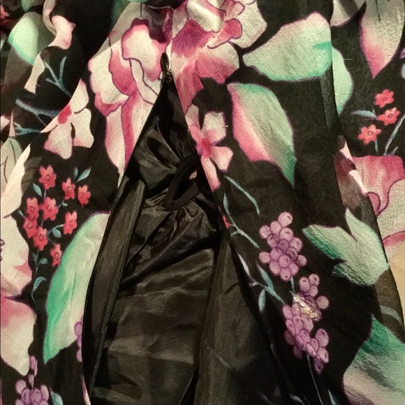 NWT❣️ Gorgeous Silk Floral V Neck Keyhole Side Zip Fitted Top ICE Pink Black - Picture 6 of 9